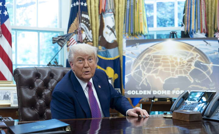Prezydent USA Donald Trump w Gabinecie Owalnym w Białym Domu prezentuje koncepcję "Golden Dome" ("Złota kopuła") / autor: PAP/EPA/CHRIS KLEPONIS
