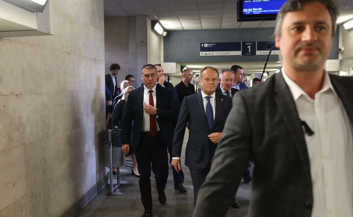 Premier Donald Tusk (C-tył) na peronie dworca PKP w Katowicach / autor: PAP/Michał Meissner