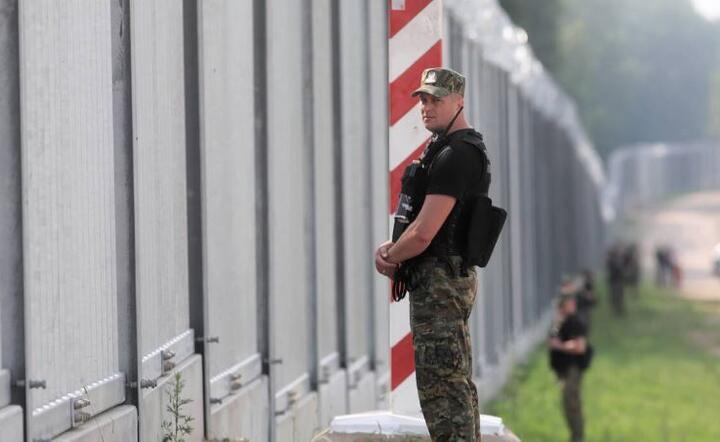 Zapora na granicy polsko-białoruskiej - zdjęcie ilustracyjne  / autor: PAP/Artur Reszko 