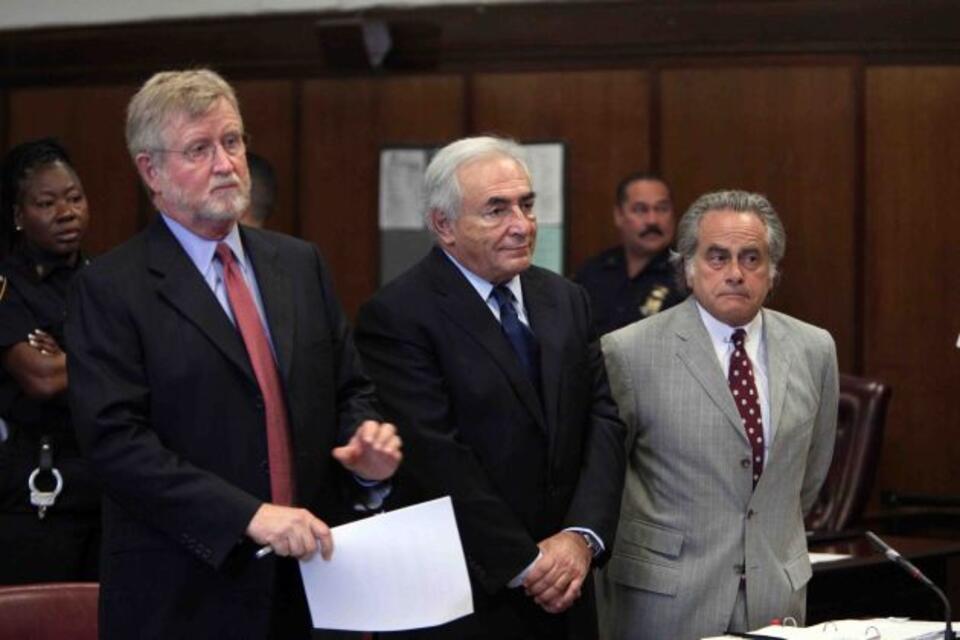 Strauss-Kahn przed sądem w Nowym Jorku w towarzystwie adwokatów. Fot. PAP/EPA