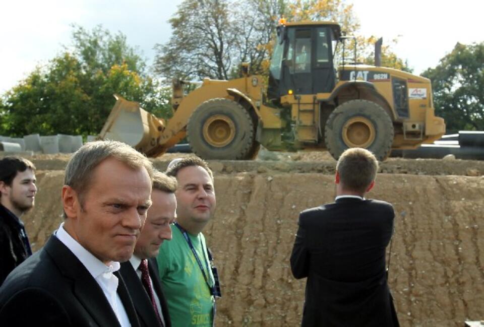 Wicemarszałek województwa warmińsko-mazurskiego Jarosław Słoma i premier Donald Tusk na budowie drogi pod Ełkiem, PAP