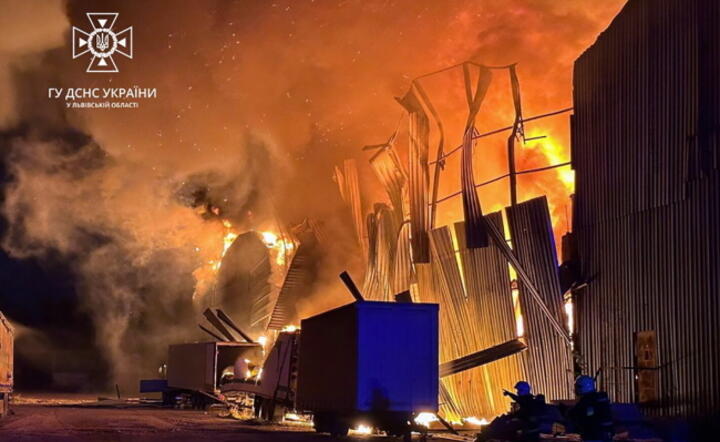 Ukraińscy ratownicy gaszą pożar magazynu przemysłowego po tym, jak spadły na niego szczątki drona, w zachodnio-ukraińskim mieście Lwów. Ukraina, 19 września 2023 r. / autor: PAP/EPA/STATE EMERGENCY SERVICE HANDOUT