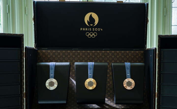Projekt medali, jakie będą wręczane w czasie olimpiady w Paryżu  / autor: Fot. TERESA SUAREZ/EPA/PAP