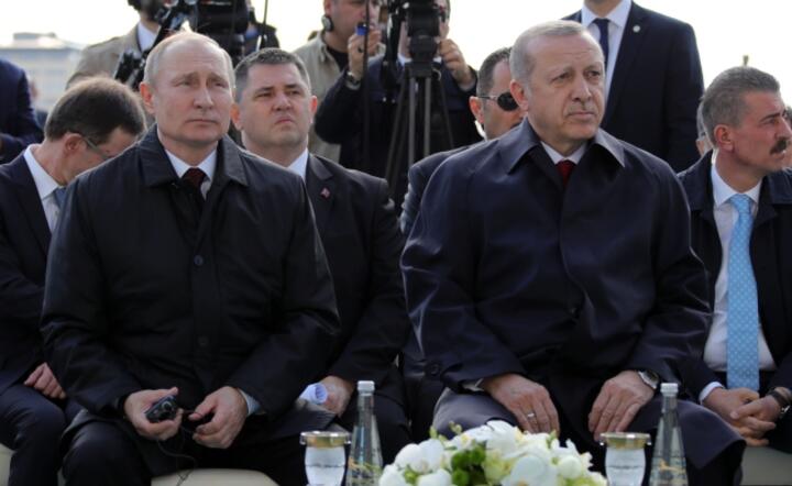 Prezydenci Rosji Władimir Putin (z lewej) i  Turcji  Recep Tayyip Erdogan o bserwują start budowy  / autor: fot. PAP/ EPA/MICHAEL KLIMENTYEV / SPUTNIK