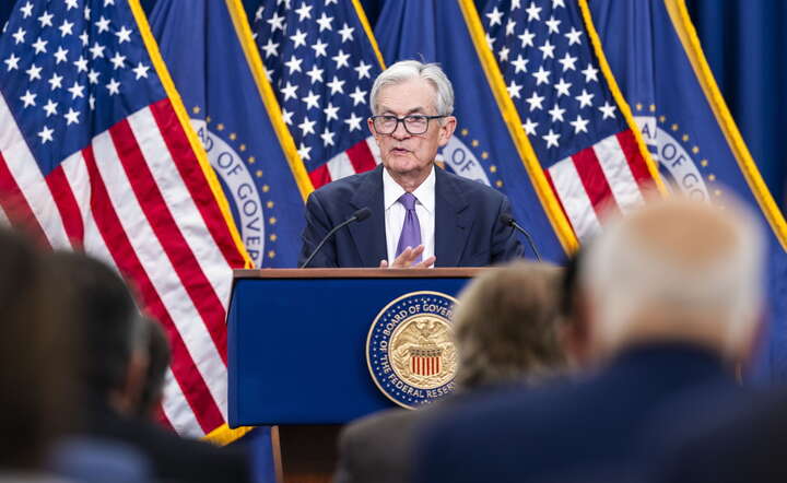 Powell przemawia po obniżeniu stóp procentowych przez Fed o ćwierć punktu / autor: PAP