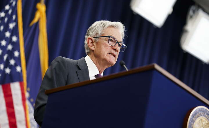 Prezes Fed Jerome Powell na konferencji prasowej po posiedzeniu Rezerwy Federalnej / autor: PAP/EPA/WILL OLIVER