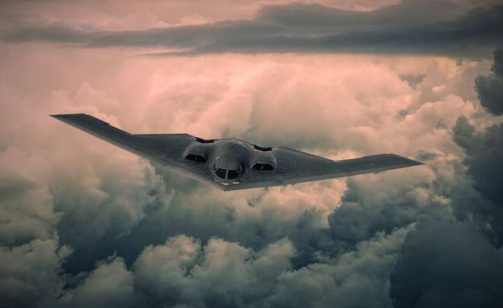 Bombowiec strategiczny B-2 - tylko ta maszyna sił USA może przenosić superbombę GBU-57 / autor: Pixabay
