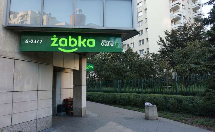 W sklepach sieci typu convenience takich jak Żabka wiosną ruch rok do roku wzrósł o 6,6 proc. / autor: Fratria /MK