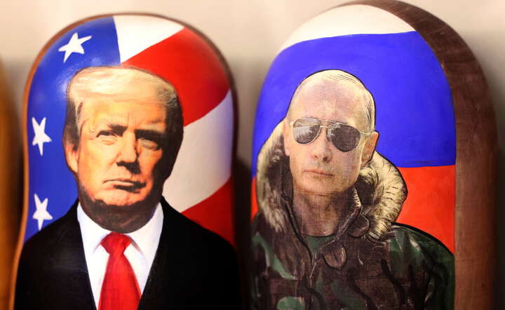 Lalki matrioszki z wizerunkami Donalda Trumpa i Władimira Putina / autor: PAPEPA/MAXIM SHIPENKOV