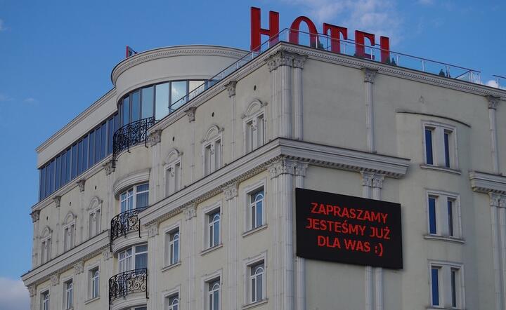 Jeden z hoteli w Warszawie tak zaprasza klientów po wznowieniu działalności do skorzystania z oferty noclegowej / autor: Fratria / KK