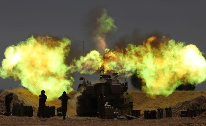W środę izraelska armia poinformowała, że ponad 1000 rakiet zostało wystrzelonych od poniedziałku ze Strefy Gazy w kierunku Izraela / autor: PAP/EPA/ABIR SULTAN