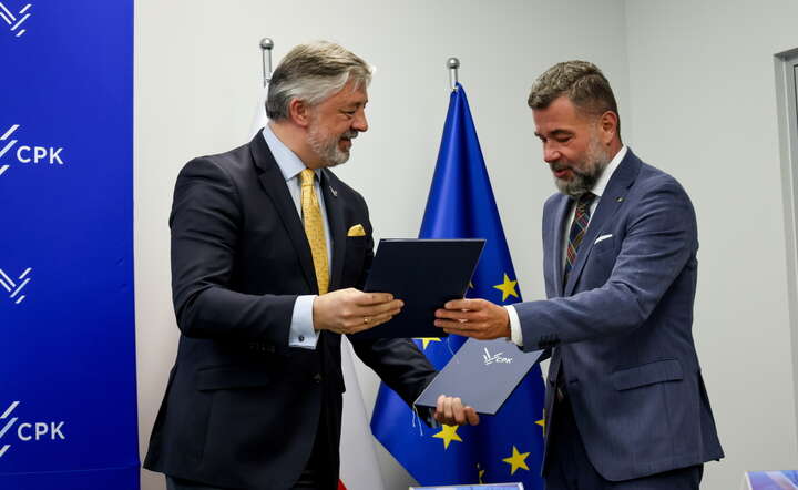 Prezes spółki PORR Piotr Kledzik (P) oraz prezes CPK Filip Czernicki (L) podczas podpisania umowy na budowę tunelu dla Kolei Dużych Prędkości / autor: PAP/Albert Zawada