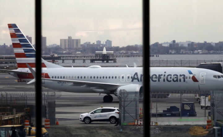 Maszyna B737 MAX linii American Airlines stojąca na płycie lotniska La Guardia w Nowym Jorku / autor: PAP/EPA/ Peter Foley