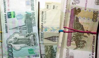 Po wznowieniu handlu rubel traci wobec dolara 7,8 proc.