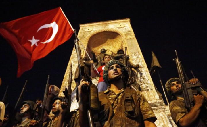 Wojsko na placu Taksim w Stambule, fot. PAP/EPA/SEDAT SUNA
