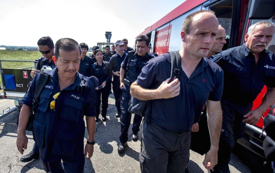 Holenderscy policjanci na miejscu tragedii MH17, fot. PAP/EPA