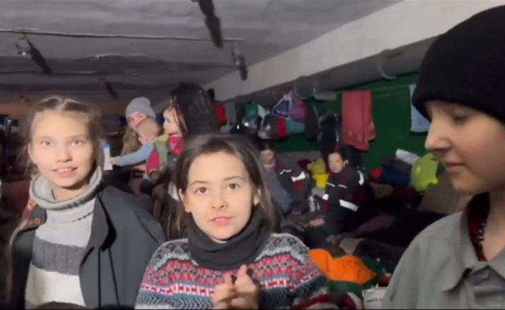 Mariupol/Dzieci w podziemiach zakładów Azowstal / autor: Asami Terajima/ Twitter