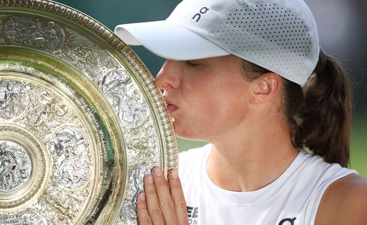 Iga Świątek z głównym trofeum Wimbledonu / autor: PAP/EPA/ADAM VAUGHAN