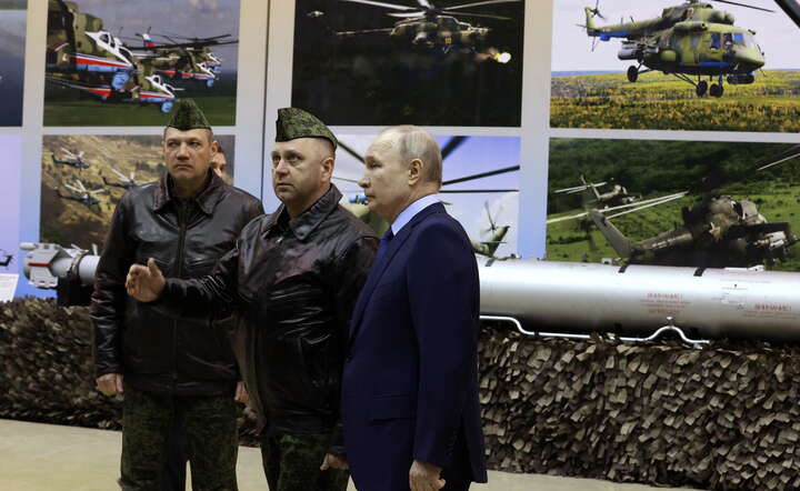 Prezydent Rosji w centrum lotniczym / autor: PAP/EPA/MIKHAIL METZEL / SPUTNIK / KREMLIN POOL / POOL