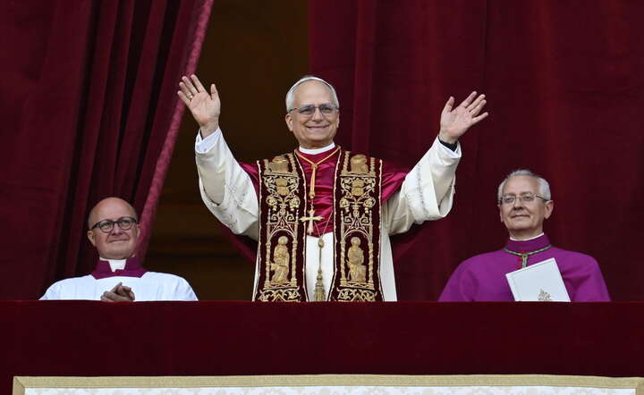 Papież Leon XIV na balkonie Bazyliki św. Piotra / autor: PAP/EPA/VATICAN MEDIA