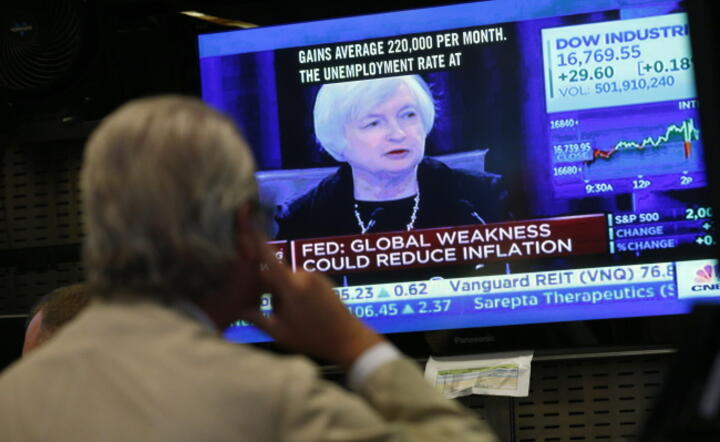 Maklerzy z Wall Streeet z uwagą śledzili konferencję Janet Yellen po posiedzeniu Fed, fot. PAP/EPA/ANDREW GOMBERT