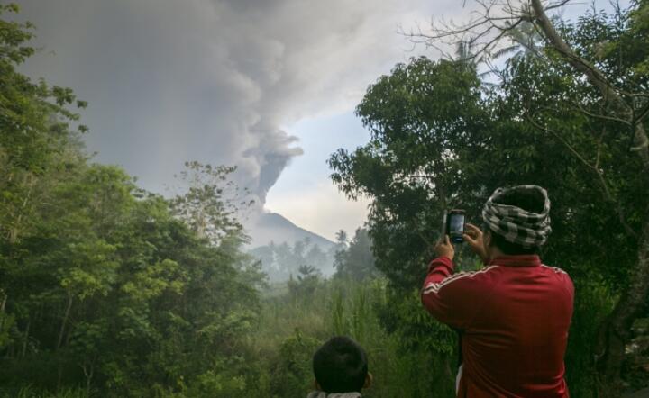 Wulkan Agung jest położony na wschodzie Bali, znanej z plaż, bujnej zieleni i hinduistycznej kultury / autor: fot. PAP/ EPA/MADE NAGI 