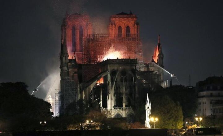 Świat tonie we łzach patrząc na tragedię Notre Dame