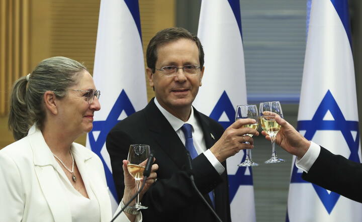 Ichcak Hercog z żoną po wyborze na prezydenta Izraela / autor: PAP/EPA