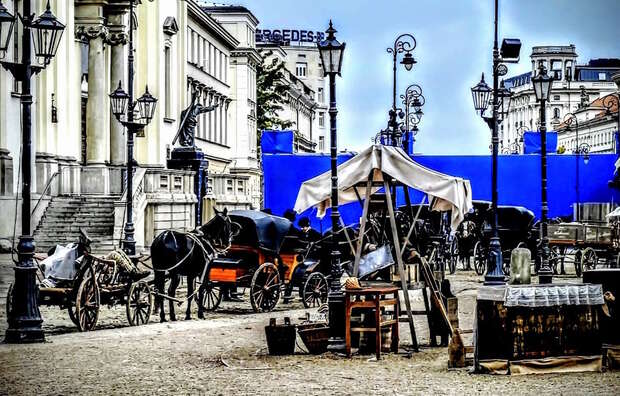 Plan filmu "Lalka" przed bazyliką św. Krzyża w Warszawie / autor: Marzena Nykiel