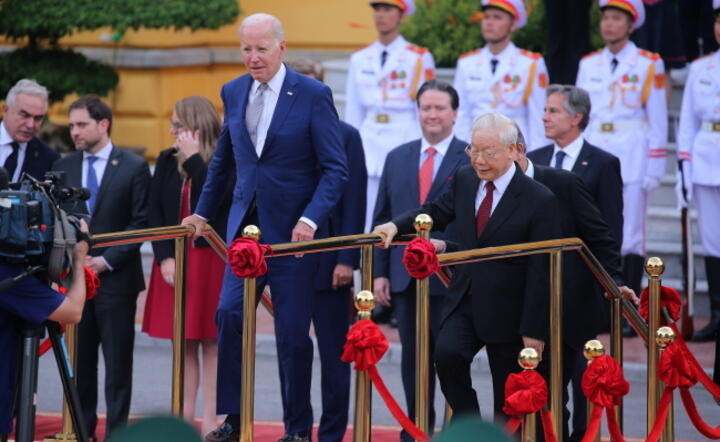 Prezydent USA Joe Biden (L) podejmowany w Hanoi przez przywódcę Wietnamu Nguyen Phu Tronga (P) / autor: PAP/EPA/LUONG THAI LINH