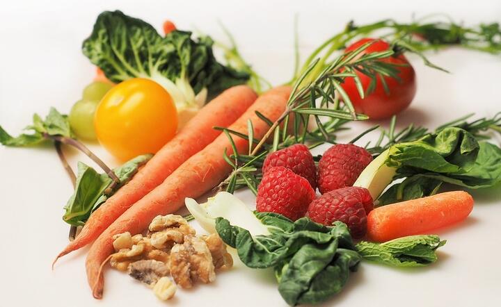 Warzywa i niskocukrowe owoce świetnie sycą i dostarczają mnóstwo niezbędnych składników odżywczych / autor: Pixabay