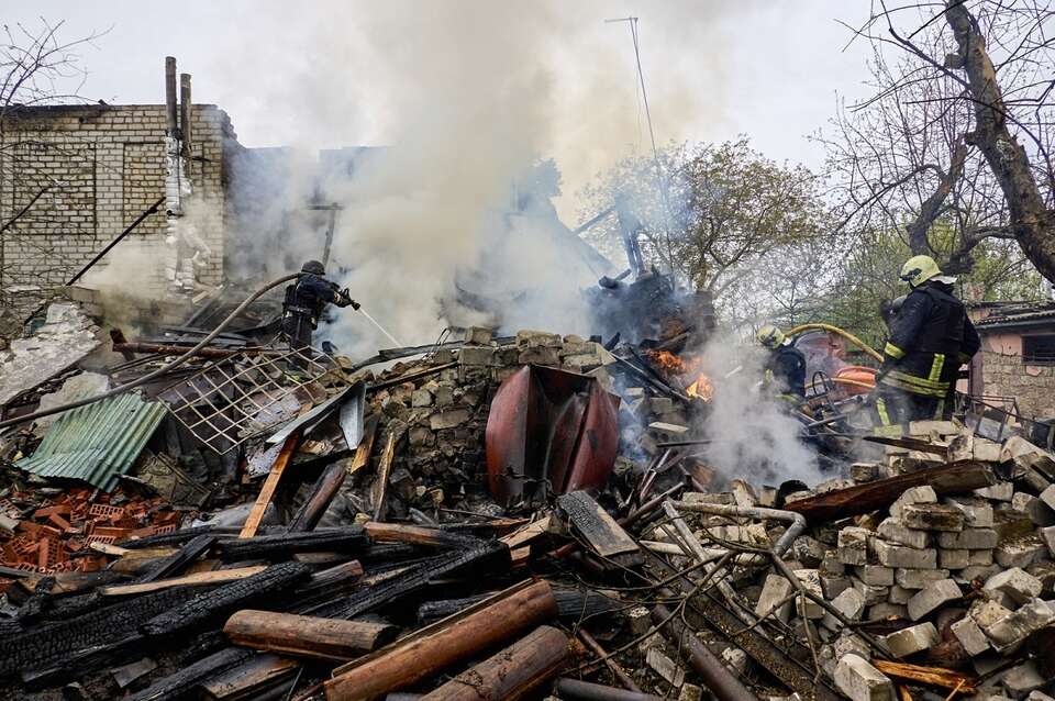 Na zdjęciu zniszczenia po rosyjskim nalocie w okolicy Charkowa / autor: PAP/EPA