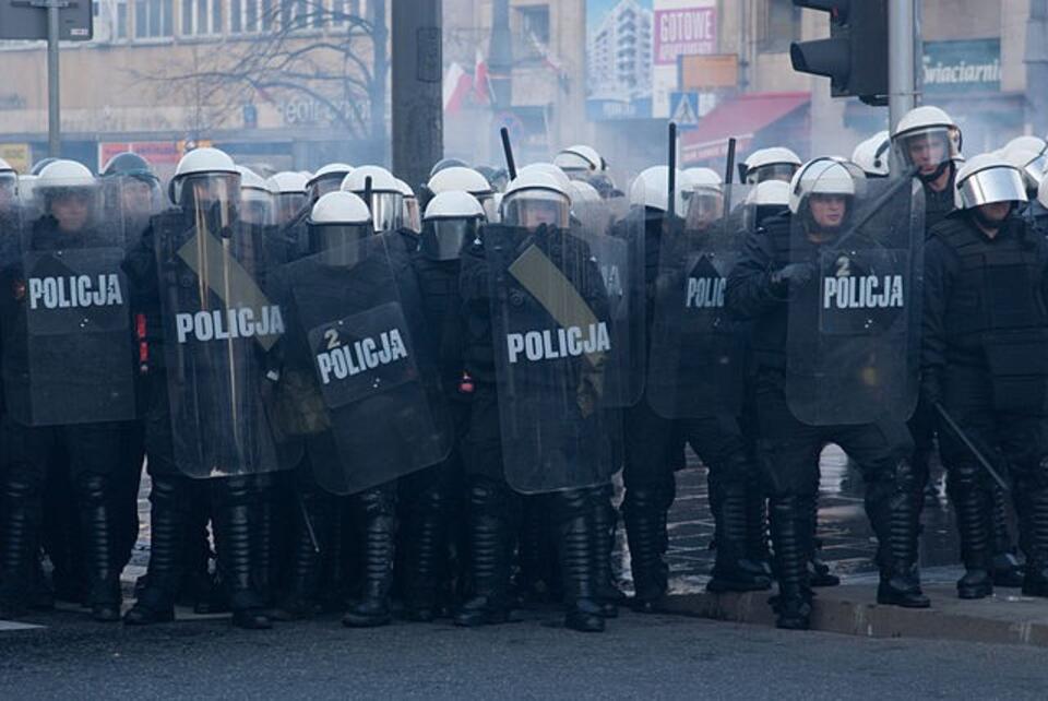 fot. policja zabezpieczająca Marsz Niepodległości / wikipedia