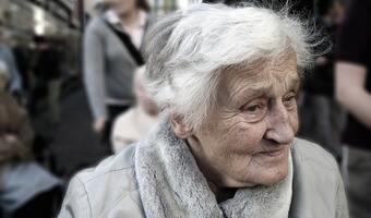UWAGA! Babcia wyrzuciła przez okno 75 tys. zł dla „wnuczka”