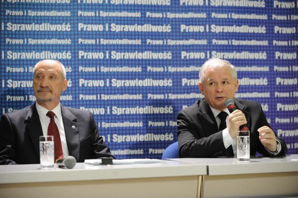 Antoni Macierewicz i Jarosław Kaczyński w czasie prezentacji "białej księgi". Fot. PAP / Jacek Turczyk