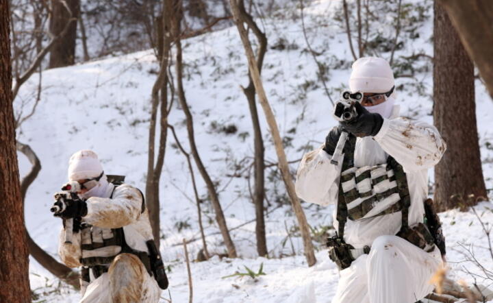Żołnierze armii Korei Południowej ćwiczą w warunkach zimowych, by nie dać się zaskoczyć wojskom pólnocnokoreańskim / autor: PAP/EPA/YONHAP SOUTH