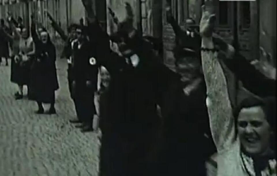youtube.pl: Niemcy sudeccy radośnie witają Wehrmacht wkraczający do Czechosłowacji w 1938 r.