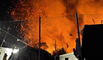 Samos: Syryjczycy pobili się z Afgańczykami, a potem podpalili obóz