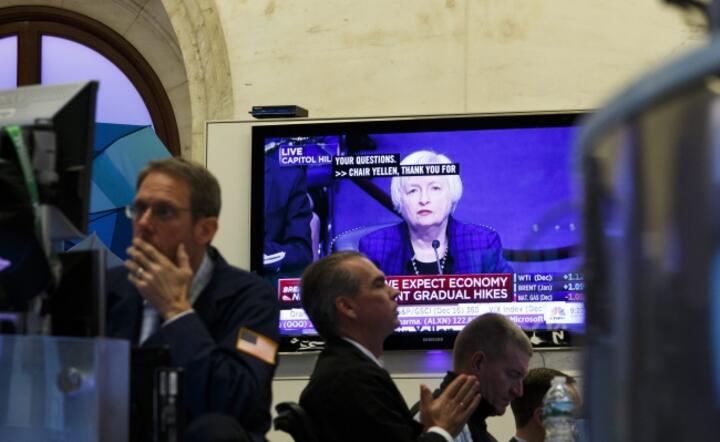 Na Wall Street slędzono transmisję na żywo wystąpienia Janet Yellen, fot. PAP/EPA/Justin Lane