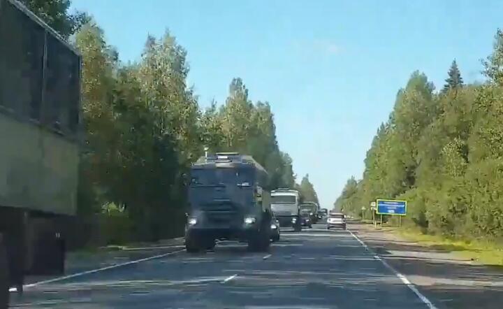 Świadkowie mówią o ciężarówkach jadących ku granicy z Białorusią / autor: twitter.com/MBKhMedia