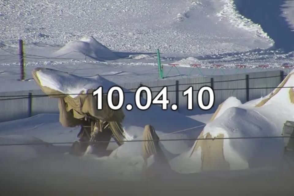 Pierwsza zima wraku TU-154M na smoleńskim lotnisku. Fot. Kadr z filmu Anity Gargas "10.04.10"