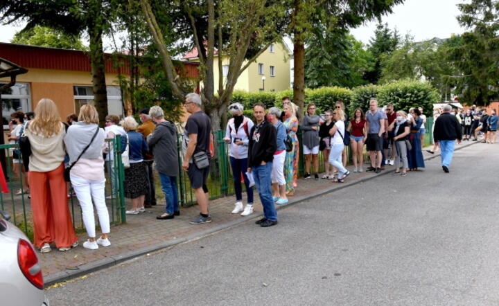 Przed wieloma lokalami wyborczymi ustawiały się kolejki chętnych do głosowania / autor: PAP/ Marcin Bielecki