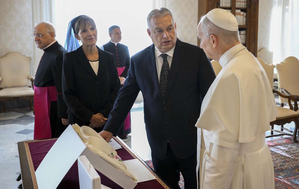 Viktor Orban, Leon XIV / autor: PAP/EPA/VATICAN MEDIA HANDOUT
