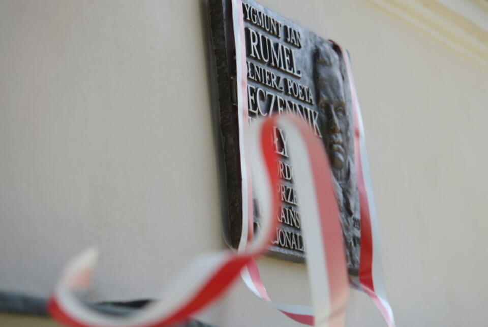 fot. PAP / B. Zborowski - odsłonięcie tablicy poświęconej Z. Rumelowi - poecie, żołnierzowi Batalionów Chłopskich, zamordowanemu przez UPA na Wołyni