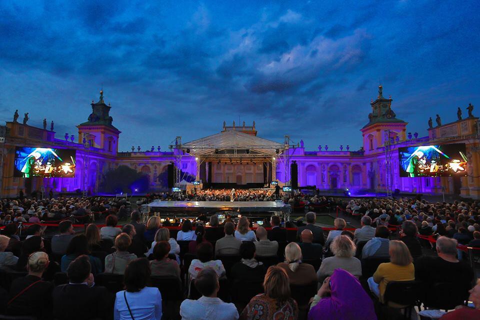 fot. Facebook/ Multimedialna inscenizacja Don Giovanniego na dziedzińcu pałacu w Wilanowie