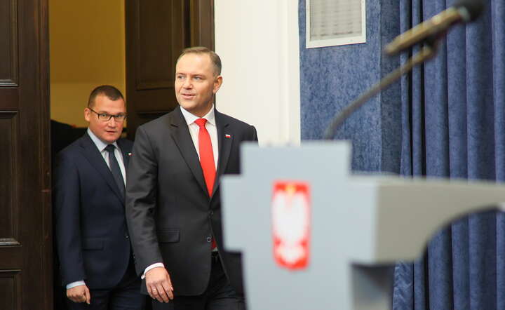 Prezydent RP Karol Nawrocki (P) oraz szef jego gabinetu Paweł Szefernaker (L) przed rozpoczęciem konferencji prasowej w Pałacu Prezydenckim w Warszawie / autor: PAP/Leszek Szymański