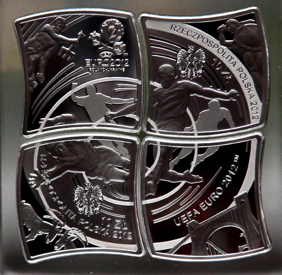 Narodowy Bank Polski wprowadza do obiegu monety wybite z okazji Mistrzostw Europy w Piłce Nożnej. PAP/Tomasz Gzell 