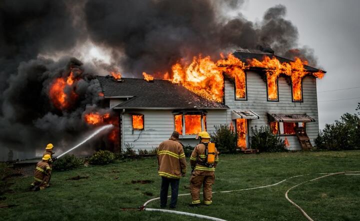 Pożar domu / autor: Shutterstock
