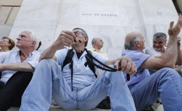 Greccy emeryci protestują przed siedzibą banku centralnego Grecji w Atenach przeciw pomysłom obcięcia emerytur, fot. PAP / EPA / ARMANDO BABANI