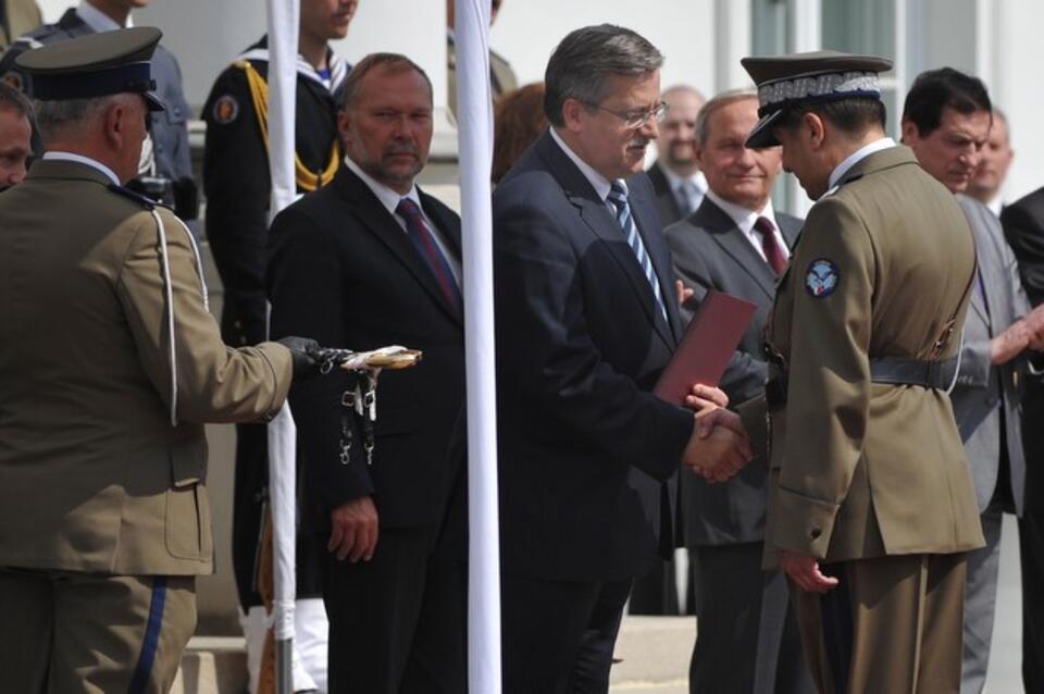 Gen. Marian Janicki odbiera z rąk prezydenta Bronisława Komorowskiego awans na stopień generała dywizji. 16 czerwca 2011 r. Fot. PAP